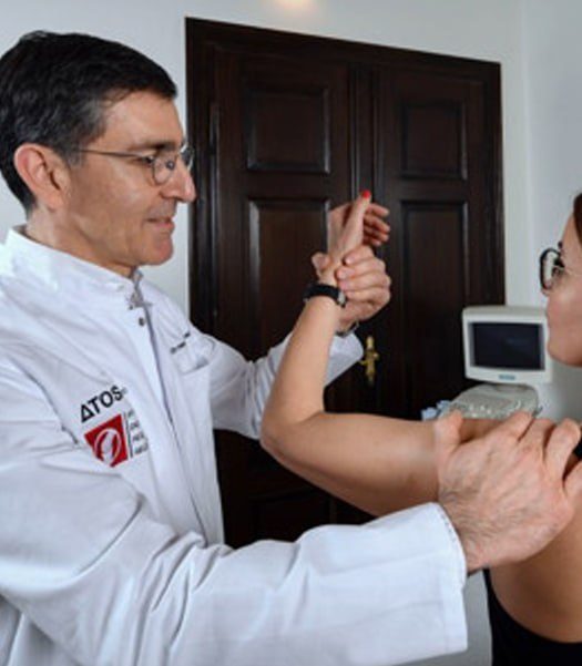 PD Dr. Basad bei der klinischen Untersuchung